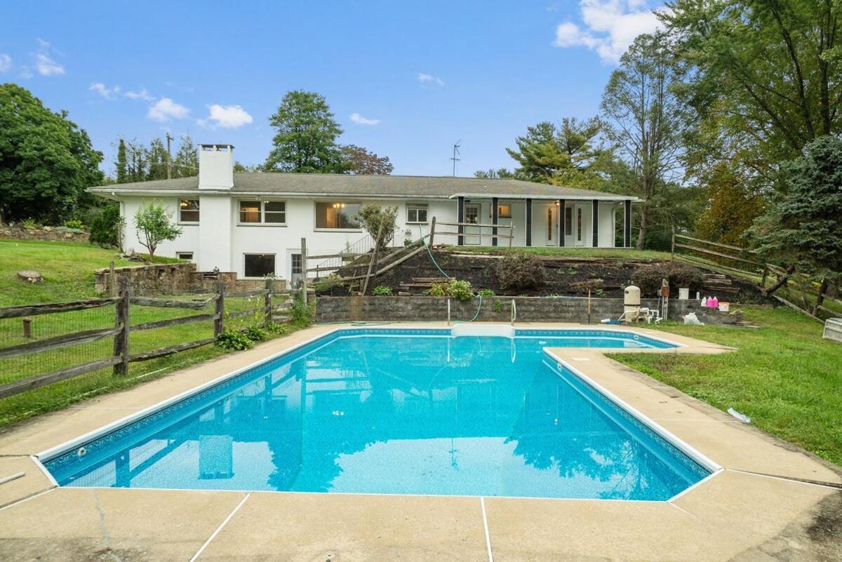 Comfort, Fun, & Charming - 5BR Oasis with Pool Coatesville Esterno foto